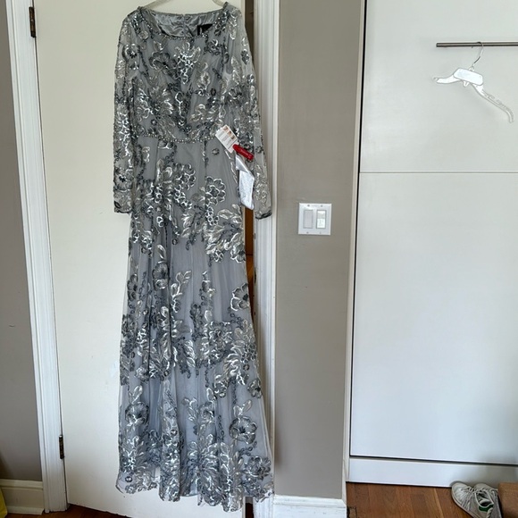 NWT Mac Duggal Floral Embroidered formal gown. Size 6 - Picture 4 of 4